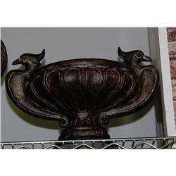 CENTERPIECE, BIRDHEAD DESIGN