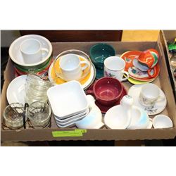 FLAT OF KITCHEN COLLECTIBLES