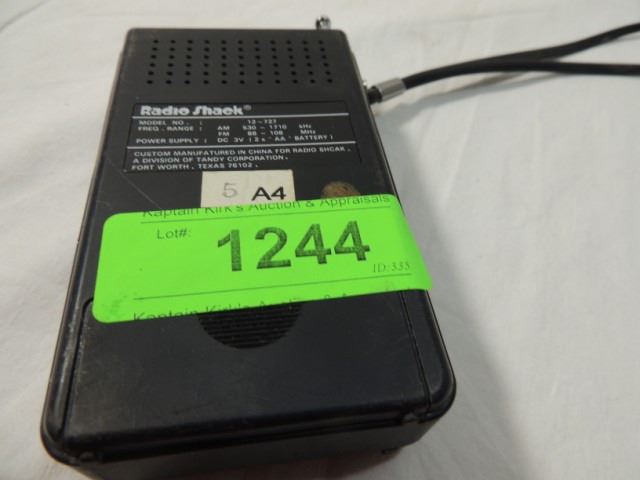 CLASSIC VINTAGE RADIO SHACK AM FM PORTABLE RADIO