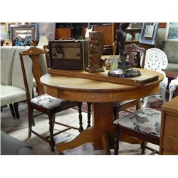 EARLY 1900S OAK SINGLE PEDESTAL DINING TABLE WITH 2 LEAFS