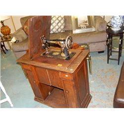 VINTAGE SINGER SEWING MACHINE ON OAK BASE - AS IS