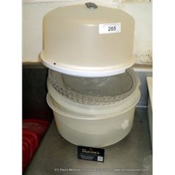 LOT: PLASTIC PASTRY CONTAINERS 4X MONEY