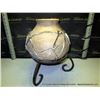 Image 1 : CLAY POT ON METAL STAND
