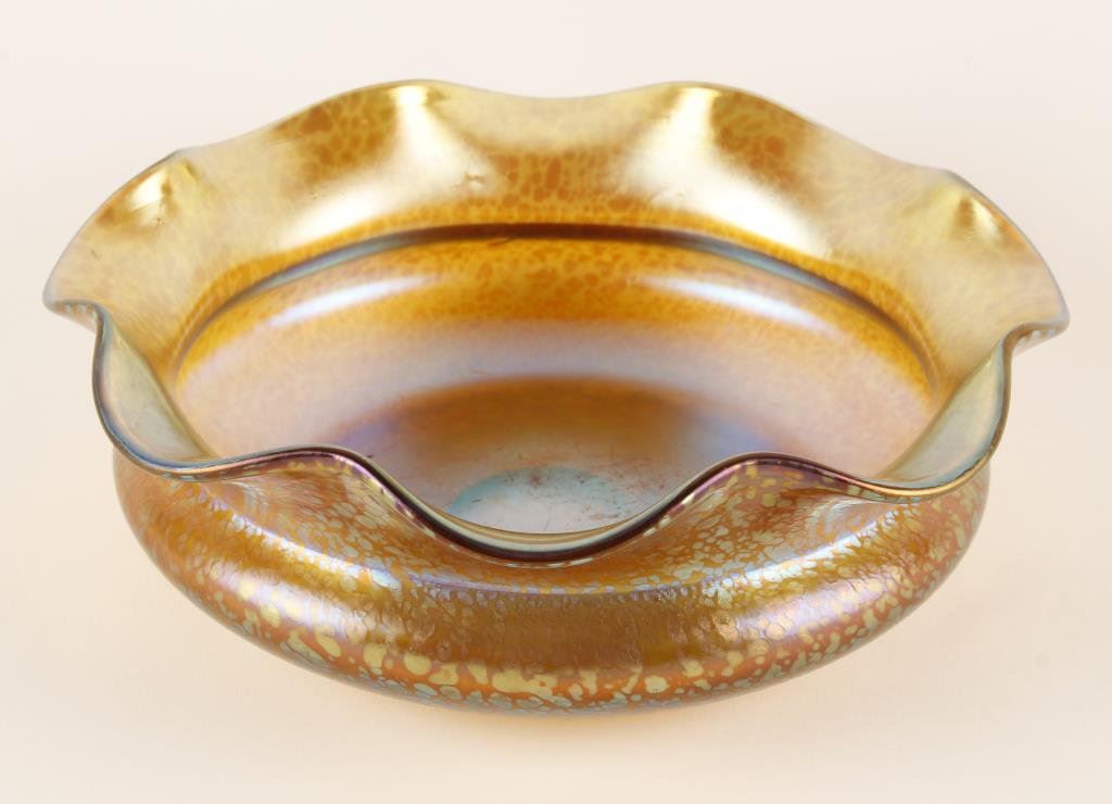 Loetz glass bowl with gold iridescent decoration and ruffled rim. Circa 18