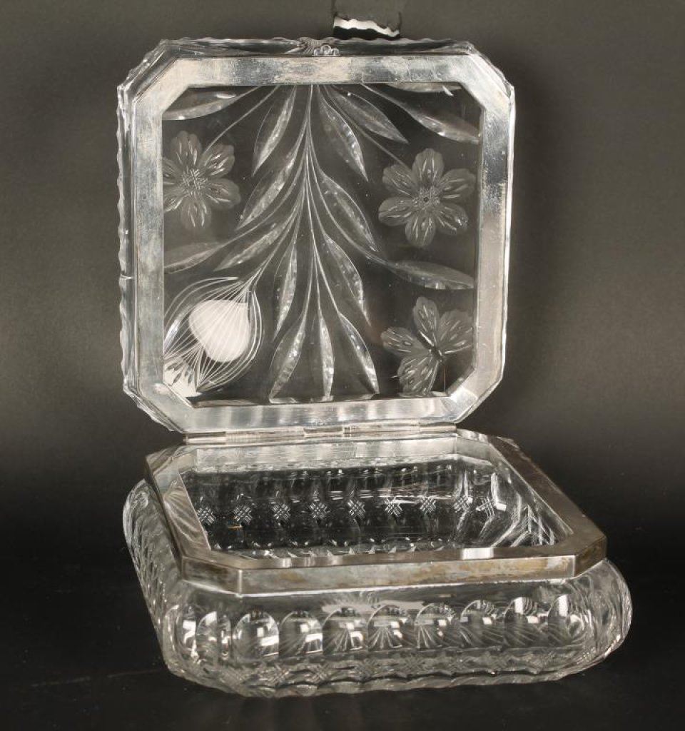 Pairpoint hinged dresser box or jewel box. Circa 1900. Fine cut glass. Est