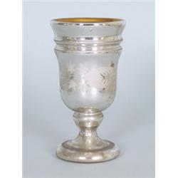 Bauernsilber-Pokal. Mundgeblasenes Glas. Umlaufend weiße Blumendekoration. Kuppa im Inneren verg...