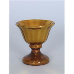 Anbietschale. Mundgeblasenes Glas, im Inneren vergoldet. Kurzer Schaft, facettierte Wandung. Bod...