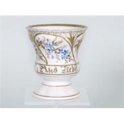 Kaffeepokal. Balusterform. Gefelderte Blumenmalerei und reiche Golddekoration....