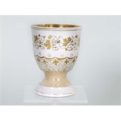 Kaffeepokal. Balusterform. Umlaufend florale Golddekoration. Um 1900. H: 11 cm.  15,00 EURO...