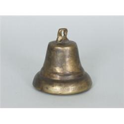 Glocke. Bronzeguss, schmiedeeiserner Klöppel. Nürnberg, 18.Jh. H: 12,5 cm.  80,00 EURO...