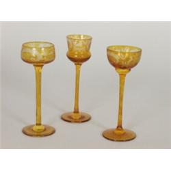 Konvolut. Drei verschiedene Likörgläser. Honigfarben geätztes, mundgeblasenes Glas. Runde Scheib...