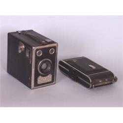 Konvolut. Zwei Fotoapparate. L: 16,5 cm.  20,00 EURO...