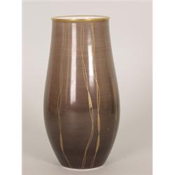 Vase. Schlanke, hohe Form bemalt in abgestuften Brauntönen und feinen Goldfäden. Prägenr. 1184/2...