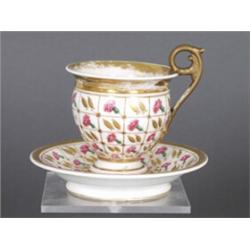 Sammeltasse. Glockenförmige Tasse mit hochgezogenem, reliefierten Henkel. Tasse und Untertasse d...