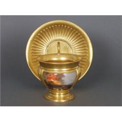 Prunktasse mit Untertasse. Goldfond. Eingezogener Stand, bauchige, vertikal gerippte Wandung. Au...