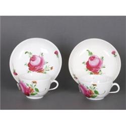 Paar Tassen. Halbkugelige Tassen auf Standring. Polychrome Bemalung mit Rosen-...