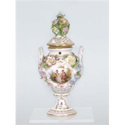 Potpurrivase. Balusterförmige Wandung auf rundem Standfuß. Schulter und Deckel gitterartig durch...