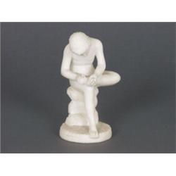 Porzellanfigur. Bisquitporzellan. Der Dornenzieher. Auf rundem Felssockel sitzen-...