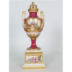 Prunkvase. Auf getrepptem Podest ovoide Vase mit eingezogener Schulter und leicht geweidetem Hal...