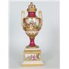 Image 1 : Prunkvase. Auf getrepptem Podest ovoide Vase mit eingezogener Schulter und leicht geweidetem Hal...