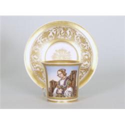 Sammeltasse mit Untertasse. Becherförmige Wandung, eingeschnürter Stand, Ohrhenkel. Frontal gold...