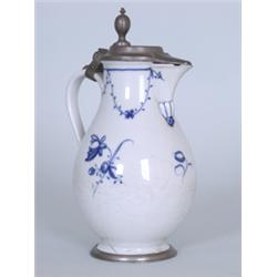 Birnkanne. Unterglasurblaue, florale Bemalung. Reliefierte Schnaupe, gestrichelter Bandhenkel. Z...