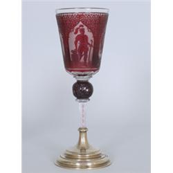 Pokal. Farbloses, rot überfangenes Glas. Facettierter Schaft mit eingeschmolzenen weißen und rot...