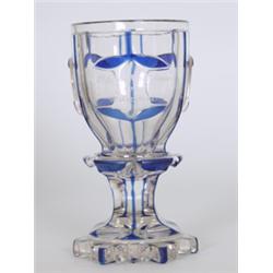 Pokal. Farbloses Glas, blauer Überfang. Gezängelter Fuß mit Kerbschliff, kurzer, facettierter Sc...