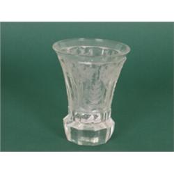 Ranftbecher. Farbloses Glas. Zehnfach facettierte Wandung mit umlaufend geschliffener Waldlandsc...