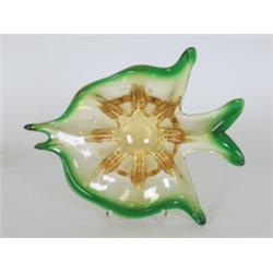 Schale. Tiefgemuldete Fischform. Honigfarben in grünen Rand verlaufend. Murano,...