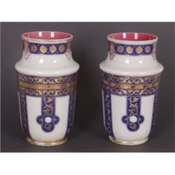 Paar Vasen. Balusterform. Weißer Überfang, im Inneren rosa. Umlaufend blaue Bänder mit reliefier...