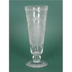 Pokal. Farbloses Glas. Dekoration in Matt- und Blankschliff. Rankenumzogener Scheibenfuß, Kugeln...