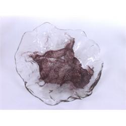 Glasobjekt. Farbloses Glas. Form einer Austerschale. Lila Glaseinschmelzung in...