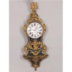 Pendule mit Wandkonsole. Allseits geschweiftes, dreiseitig verglastes Gehäuse auf geschwungener...
