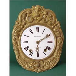 Comtoise-Uhr. Rechteckiges Blechgehäuse. Ovale Rahmung aus geprägtem Messingblech, dekoriert mit...