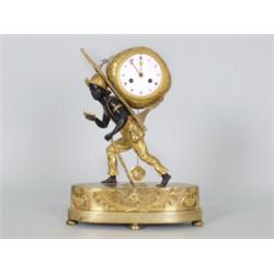 Pendule "Négre Portefaix" Vergoldete Bronze, teilweise schwarz patiniert. Auf ovalem, gestuften...