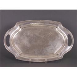 Tablett. Ovale Form mit Griffen. Breiter Profilrand. Stempel Sterling. L: 41,5 cm....