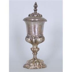 Pokal. Runder, passig geschweifter, gewölbter Fuß. Balusterschaft und vasenartige Kuppa, im Inne...