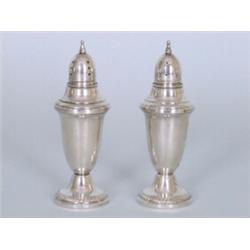 Paar Salz und Pfefferstreuer. Balusterform mit reliefiertem Standfuß. Sterling....