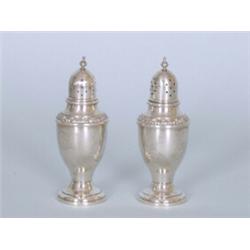 Paar Salz und Pfefferstreuer. Glatte Balusterform mit Blattwerkrand. Sterling....