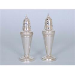 Paar Salz und Pfefferstreuer. Glatter Baluster mit Pfeifenfries. Sterling. H: 12 cm.  60,00 EURO...