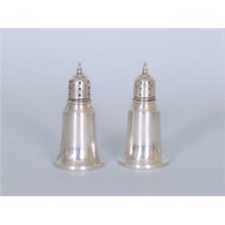 Paar Salz und Pfefferstreuer. Glatte Glockenform. Sterling. H: 9,5 cm.  60,00 EURO...
