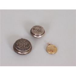 Konvolut. Drei Teile. Pillendose. Rundes Scharnierdeckeldöschen, floral geprägt. Stempel 800. Sc...