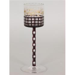 Stengelglas. Farbloses Glas mit rubinrotem Überfang. Stengel mit vertikal aneinandergereihtem, q...