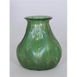 Vase. Grünes, irisierendes Glas. Auf quadratischem Riss ansteigende, unregelmäßig gedellte Wandu...