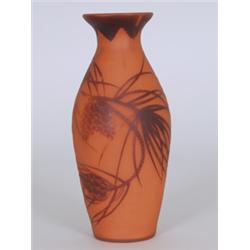 Vase. Farbloses Glas mit rosa aufgeschmolzenem Pulver, lila überfangen. Keulenform. Umlaufender...