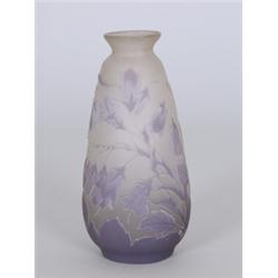 Vase. Rauchgraues Glas, weiß und lila überfangen. Keulenform, eingeschnürter Rand. Umlaufender Ä...