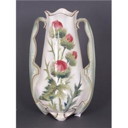 Vase. Auf vierpassigem Stand keulenförmige Wandung, seitlich hochgezogene, blattartige Henkel. D...