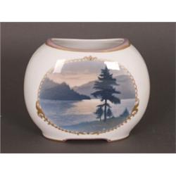Vase. Bauchige, geflachte Wandung auf eingezogenem Stand. Auf der Schauseite, in goldgerahmter R...