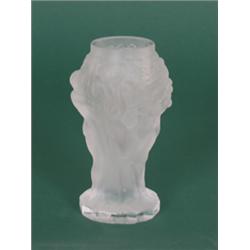 Ziervase. Farblose Glasmasse. Runder Stand, 16 fach facettiert. Blusterform. Wandung plastisch a...